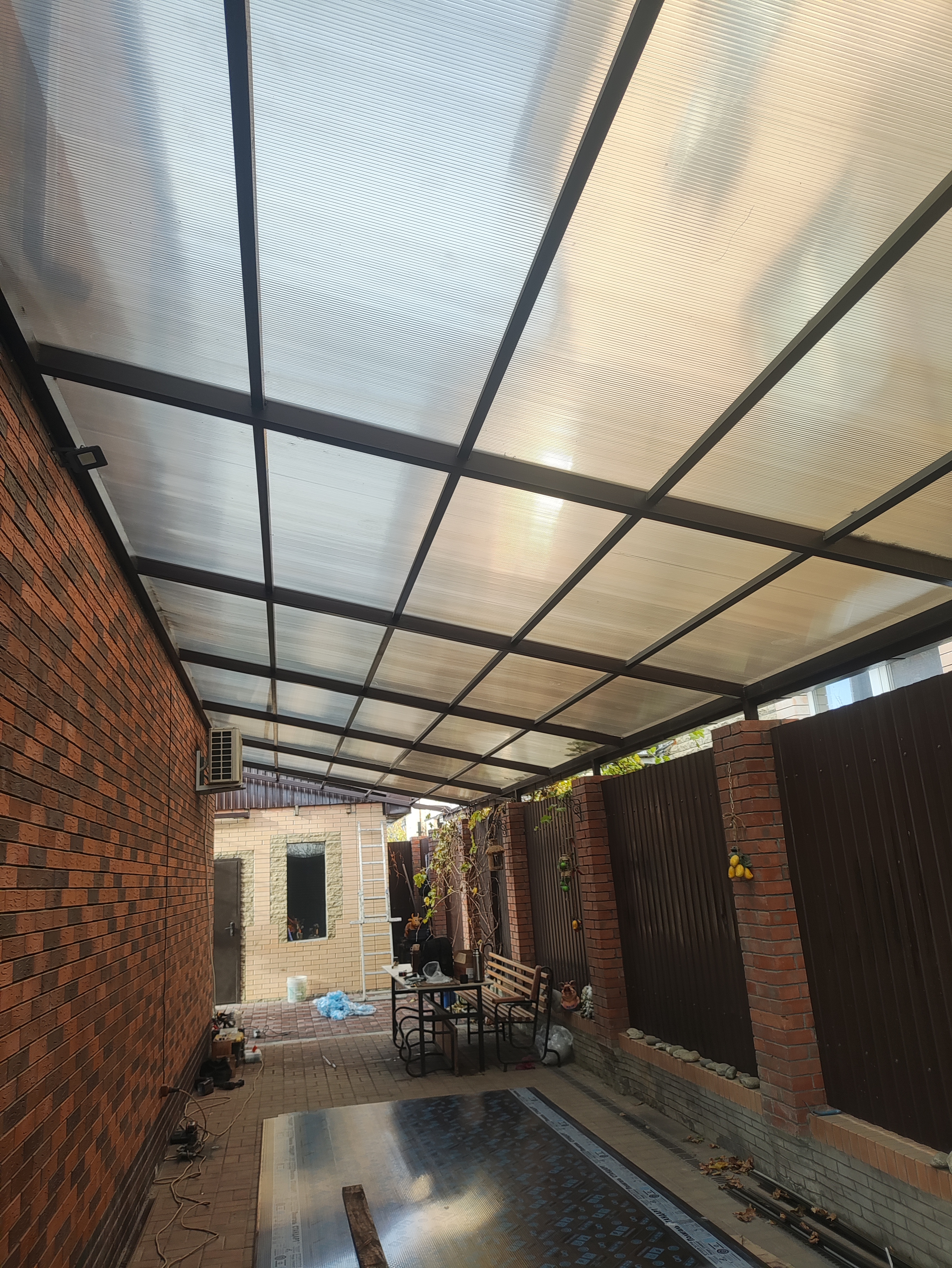 Навес из поликорбоната двухскатный