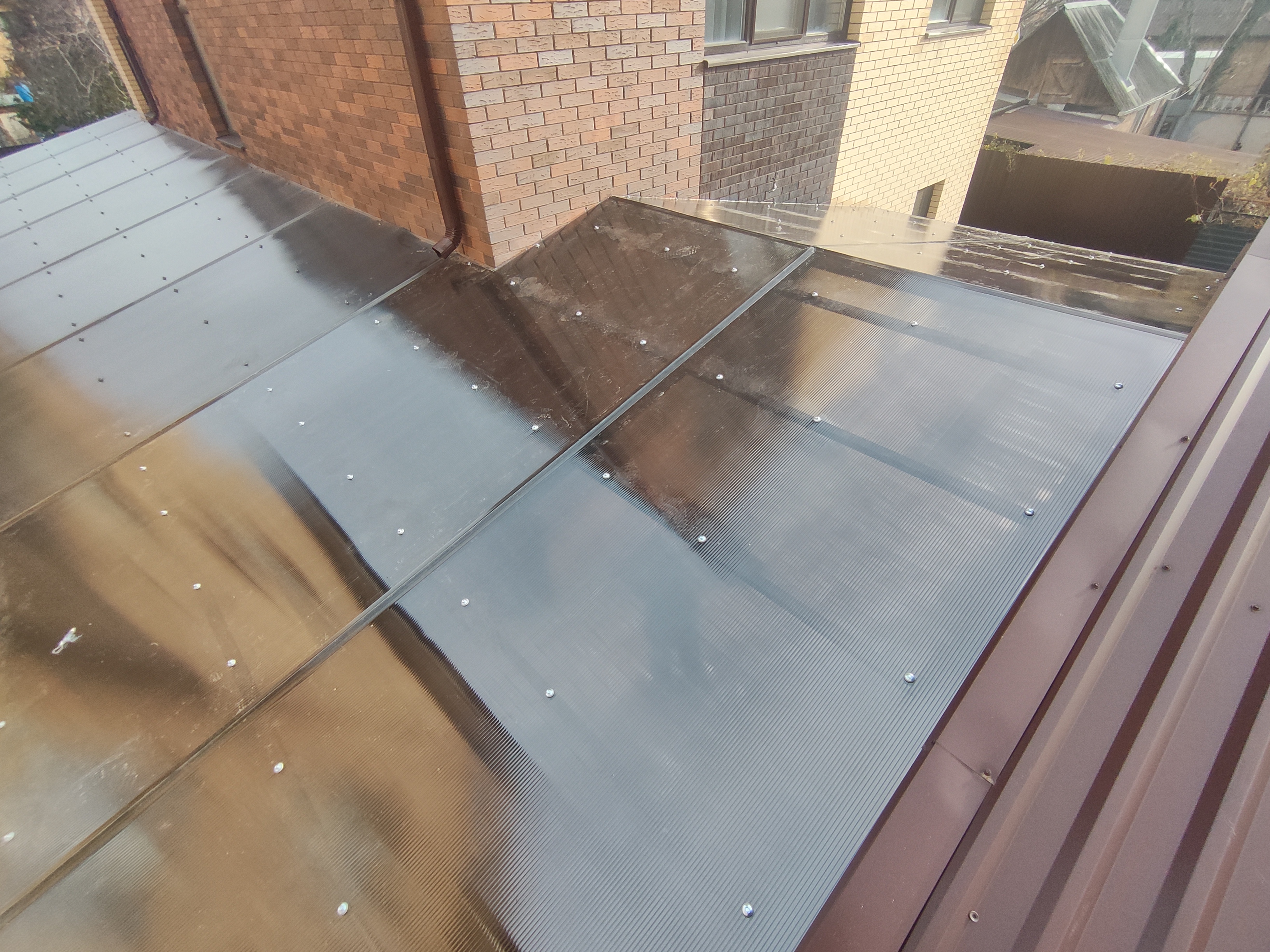 Навес из поликорбоната двухскатный