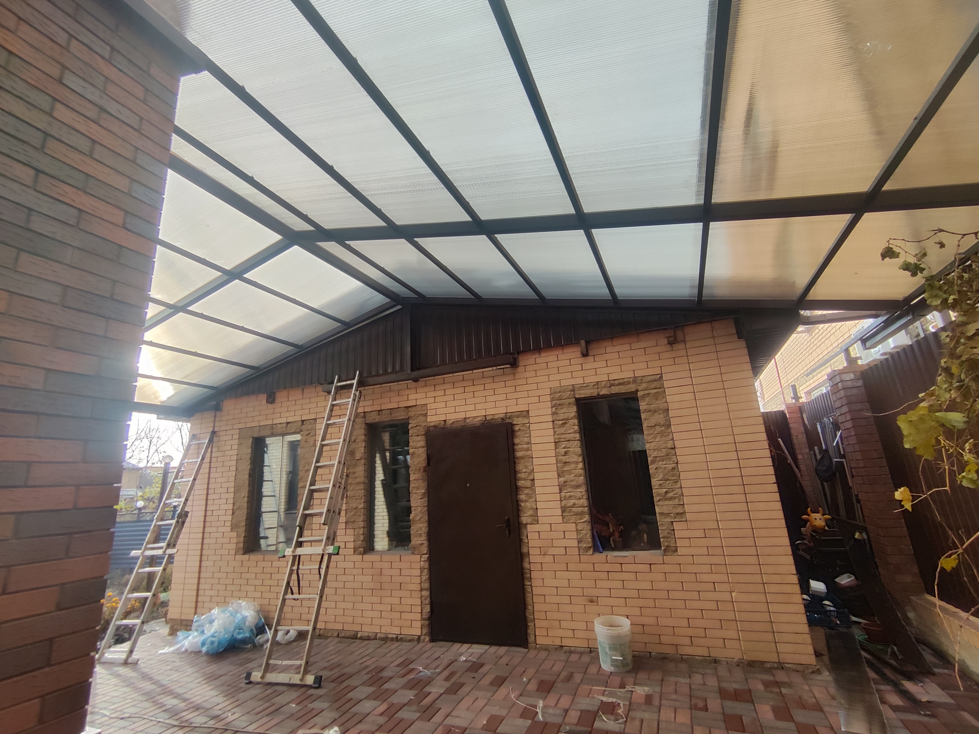 Навес из поликорбоната двухскатный